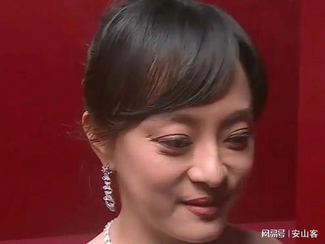 签吓坏杨幂不敢露脸只有赵今麦扛住了！pg电子试玩网站免费芭莎之夜被镜头(图1)