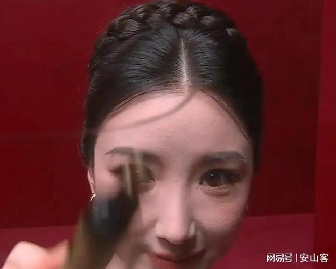 签吓坏杨幂不敢露脸只有赵今麦扛住了！pg电子试玩网站免费芭莎之夜被镜头(图3)