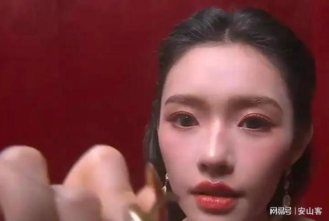 签吓坏杨幂不敢露脸只有赵今麦扛住了！pg电子试玩网站免费芭莎之夜被镜头(图6)