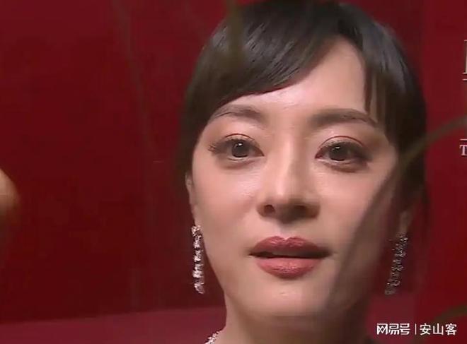 签吓坏杨幂不敢露脸只有赵今麦扛住了！pg电子试玩网站免费芭莎之夜被镜头(图4)