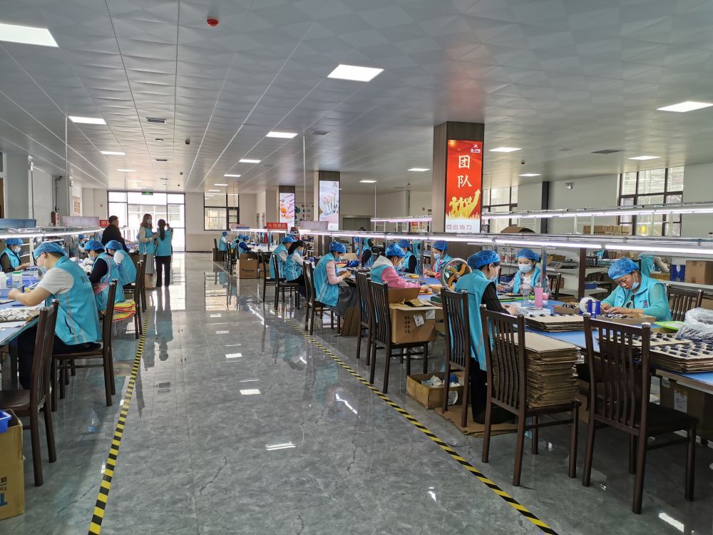 尾毛变身化妆刷“刷”出超百亿元“美妆产业”电子pg中国经济样本观察·“镇”了不起